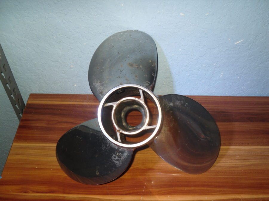 Mercury Enertia Eco 16" X 17p Right Hand Rotation Standard Prop Propeller - Image 8