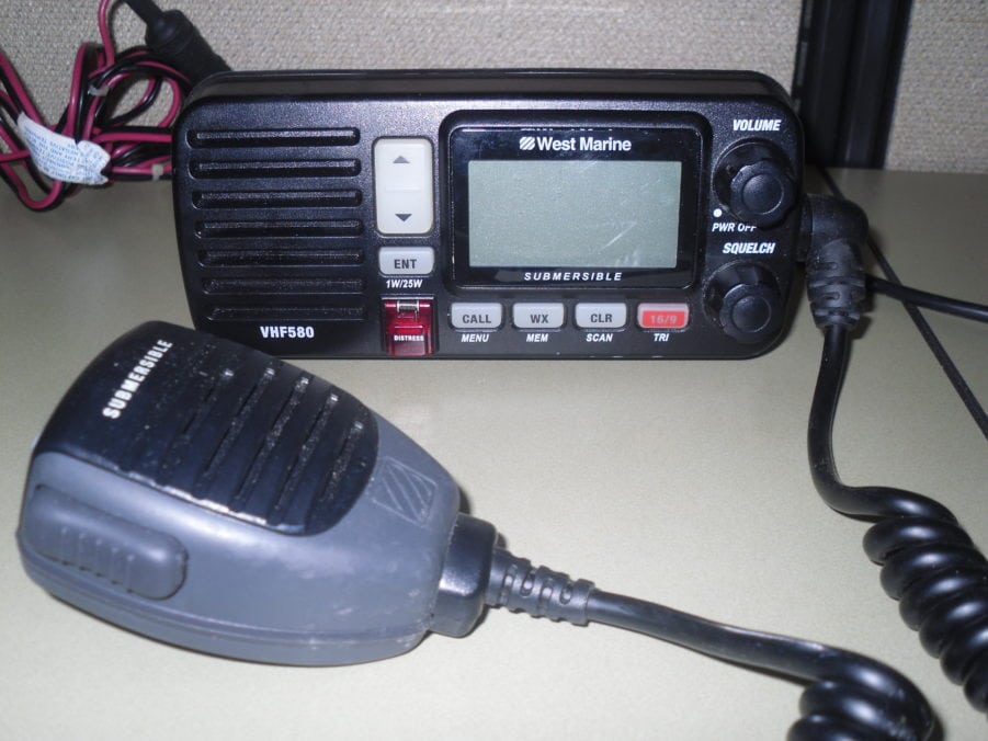 West Marine VHF580 580 VHF Radio Transceiver w/ Mic - Tested - Great Condition