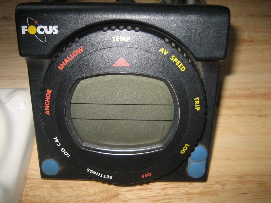 B&G B & G Focus Instrument + Suncover - POWERS ON, NO SPEED, FOR PARTS/REPAIR - Image 5