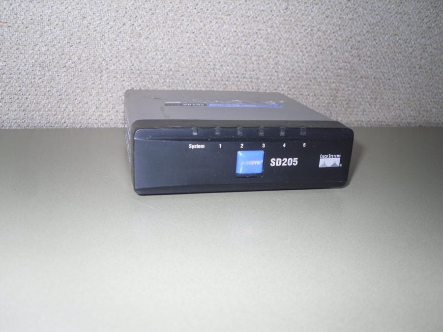 Linksys SD205 5-Port 10 / 100 Switch Version 2.0 + AC Adapter - Image 3