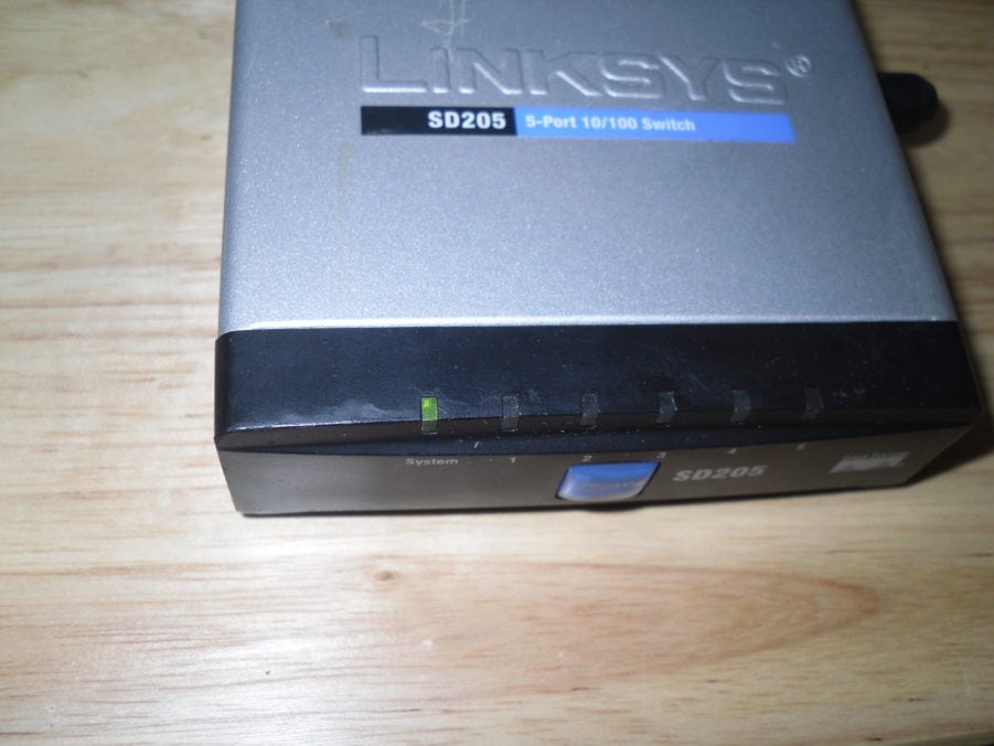 Linksys SD205 5-Port 10 / 100 Switch Version 2.0 + AC Adapter - Image 2