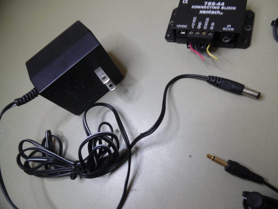 Xantech 789-44 1-Zone 4 IR Emitters Connecting Block 12V w/ Power Supply - Image 3