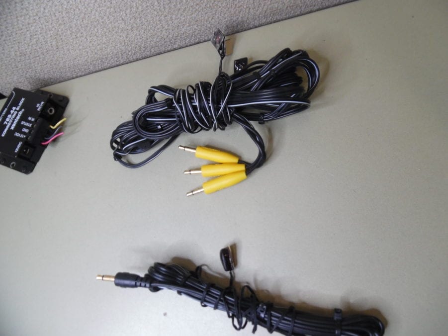 Xantech 789-44 1-Zone 4 IR Emitters Connecting Block 12V w/ Power Supply - Image 6