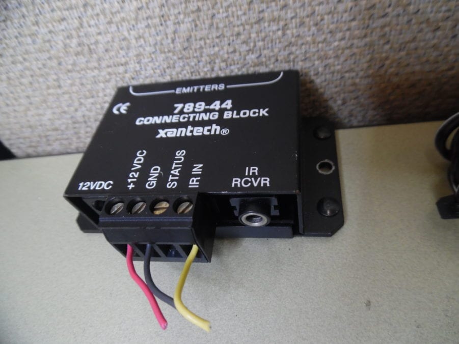 Xantech 789-44 1-Zone 4 IR Emitters Connecting Block 12V w/ Power Supply - Image 9