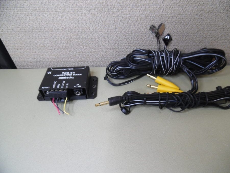 Xantech 789-44 1-Zone 4 IR Emitters Connecting Block 12V w/ Power Supply - Image 2