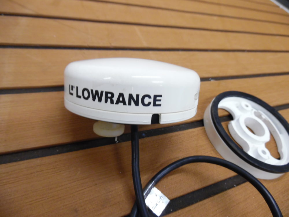 Lowrance LGC2000 NMEA2000 GPS Antenna w/ Twist Lock Base Good Cond