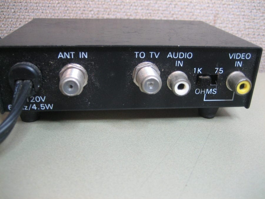 Radio Shack 15-1283 TV Video-Computer RF Modulator VHF Converter - Image 3
