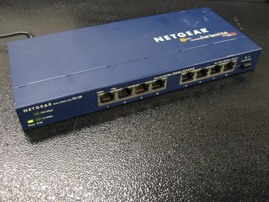 Netgear DS108 8-Port Dual Speed Hub 10-100 Mbps - Free US Shipping