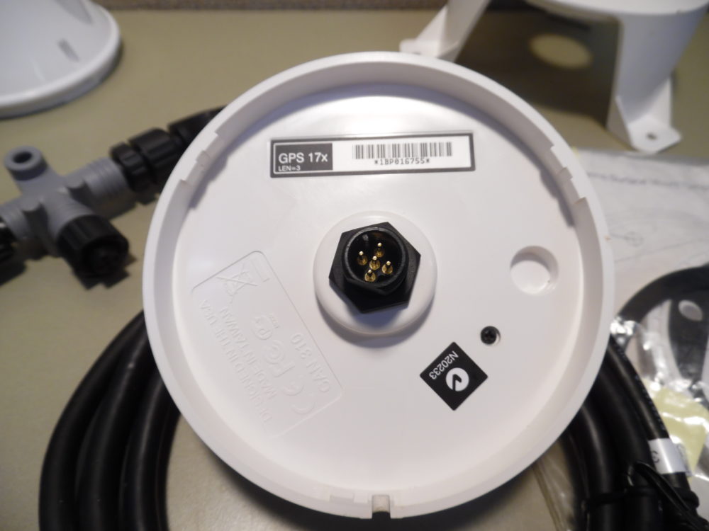 Garmin GPS17X NMEA2000 GPS Antenna Kit Great Condition 90 Day
