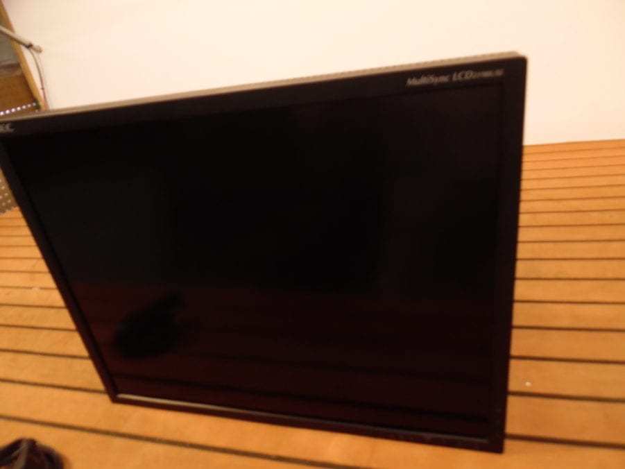 NEC 21.3" LCD Monitor - MultiSync LCD2190UXi-BK - 100/240VAC - Tested! - Image 4