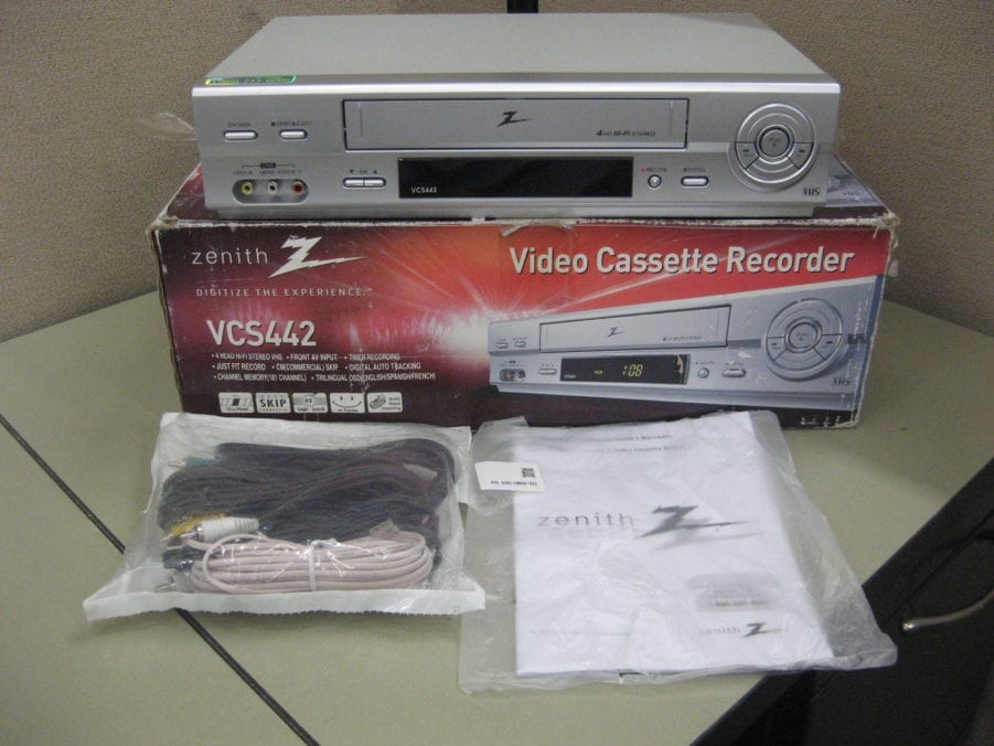 Zenith VCS442 Video Cassette Recorder - Free US Shipping