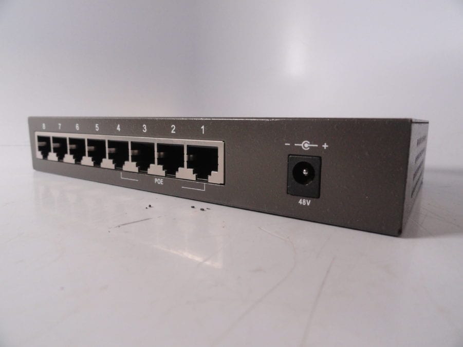 D-Link DES-1008PA 8-Port Fast Ethernet PoE Unmanaged Desktop Switch - Image 4