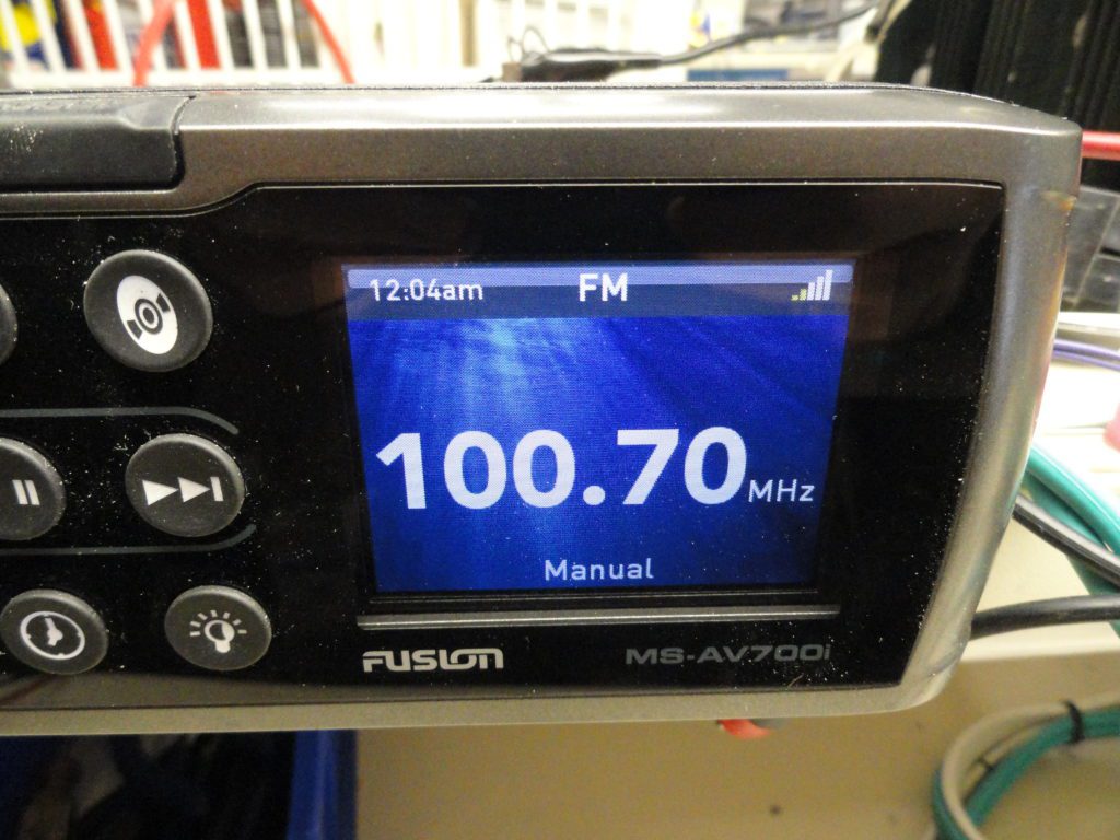 Fusion MSAV700i AM/FM VHF DVD/CD Sirius XM Radio NMEA 2000 Max