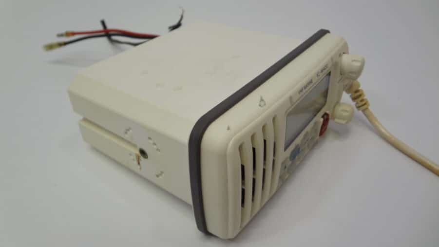 Icom IC-M422 Marine VHF Transceiver Radio Unit w/ Icom HM-150B Hand Microphone - Image 9