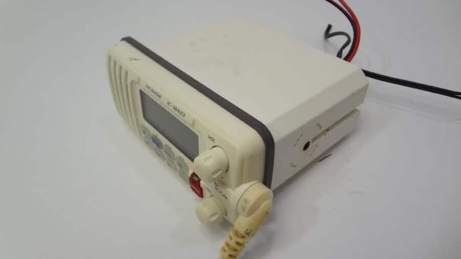 Icom IC-M422 Marine VHF Transceiver Radio Unit w/ Icom HM-150B Hand Microphone - Image 3