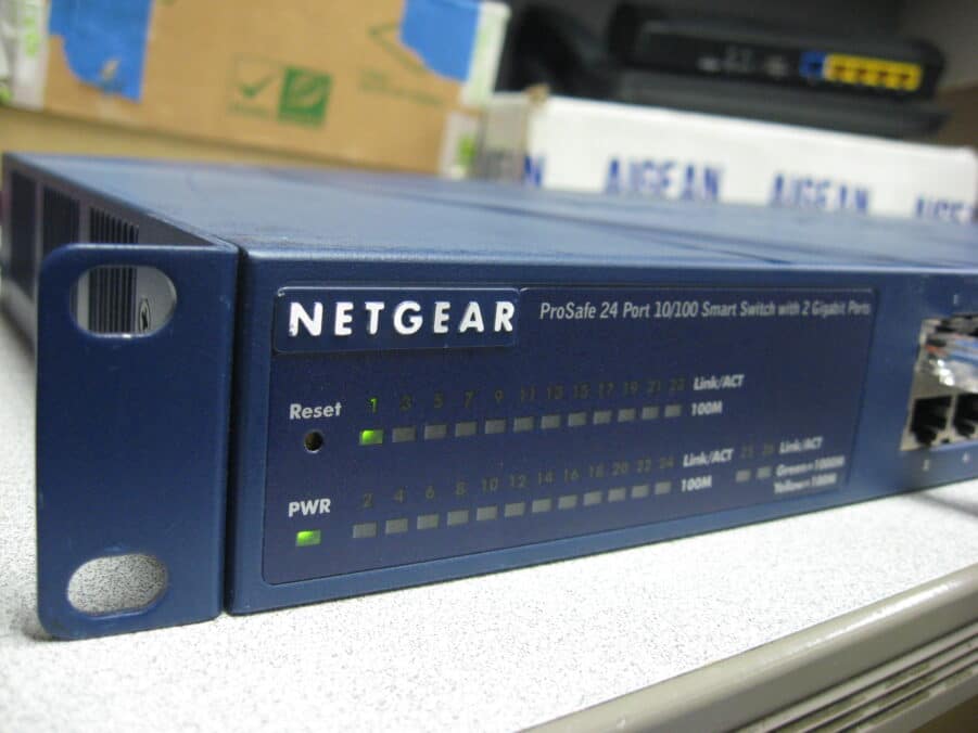 Netgear ProSafe 24 Port 10/100 Smart Switch w/2 Gigabit Ports FS726T - Image 6