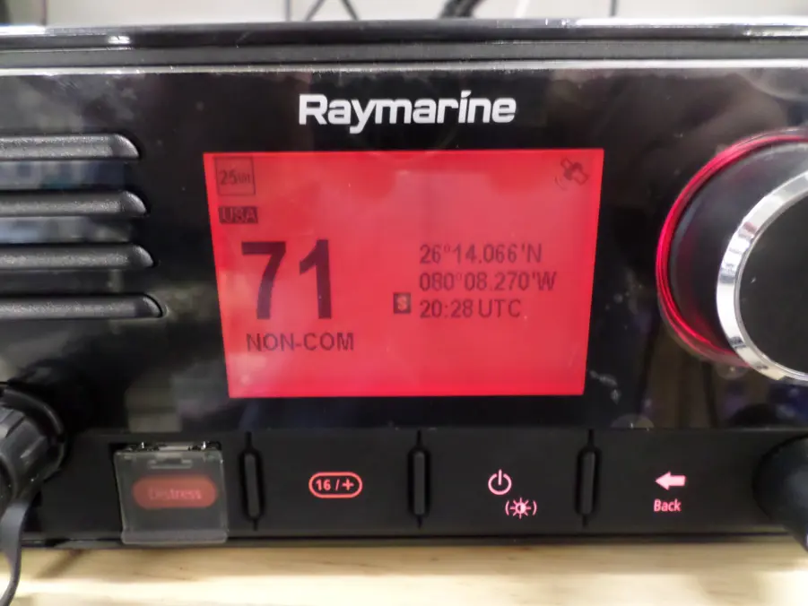 Raymarine Ray63 VHF with Handset - Built in GPS! - Image 3