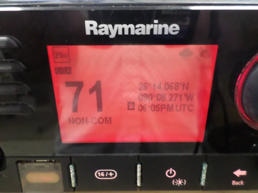 Raymarine RAY60 Submersible VHF Radio Transceiver Unit E70245 W/ R70370 Mic - Image 4