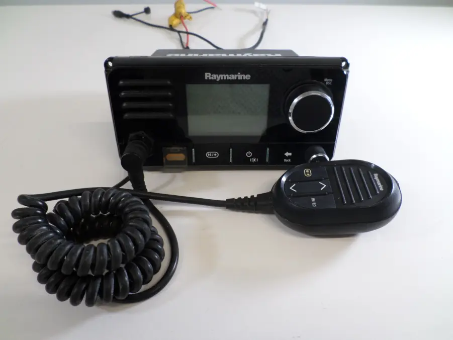 Raymarine RAY60 Submersible VHF Radio Transceiver Unit E70245 W/ R70370 Mic