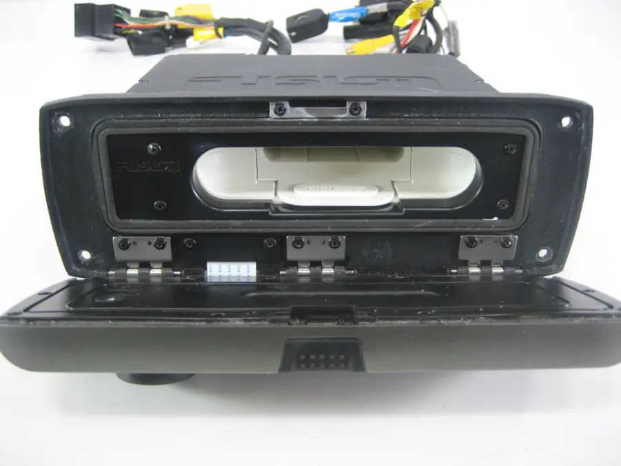 Fusion/MS-AV700i Marine Stereo-iPod Dock/FM/AM/Aux/Sirius - Image 4