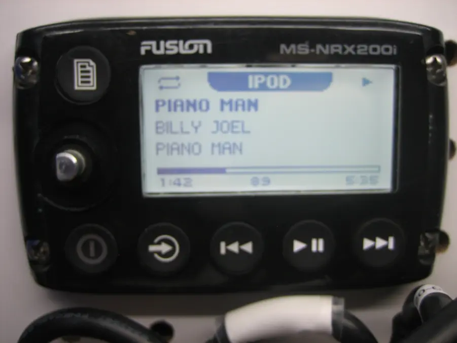 Fusion/MS-AV700i Marine Stereo-iPod Dock/FM/AM/Aux/Sirius - Image 5
