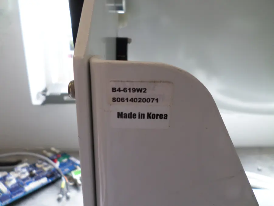 Intellian i6W 24" Worldwide Satellite TV Tracking Antenna Complete