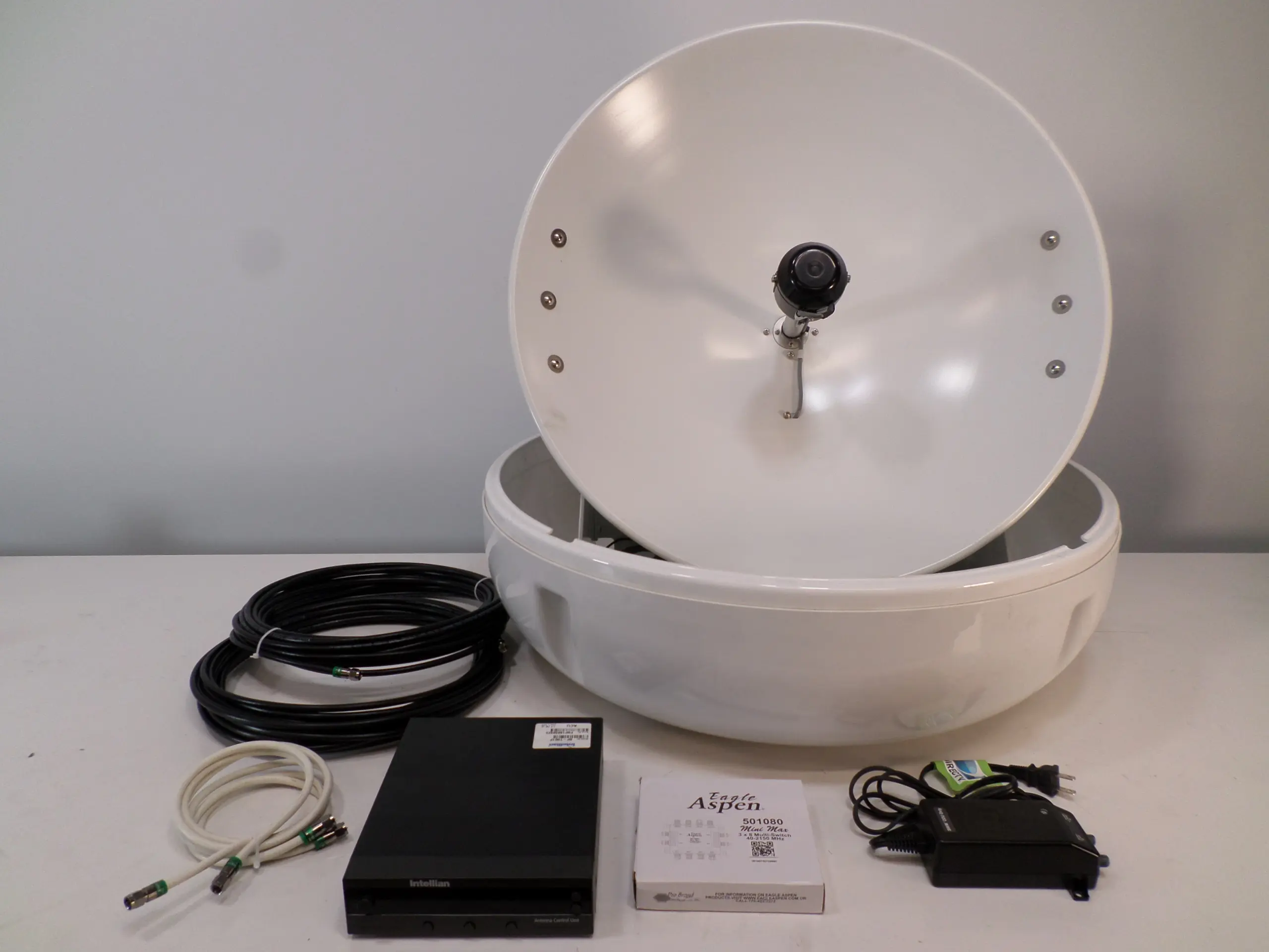 Intellian i6W 24" Worldwide Satellite TV Tracking Antenna Complete