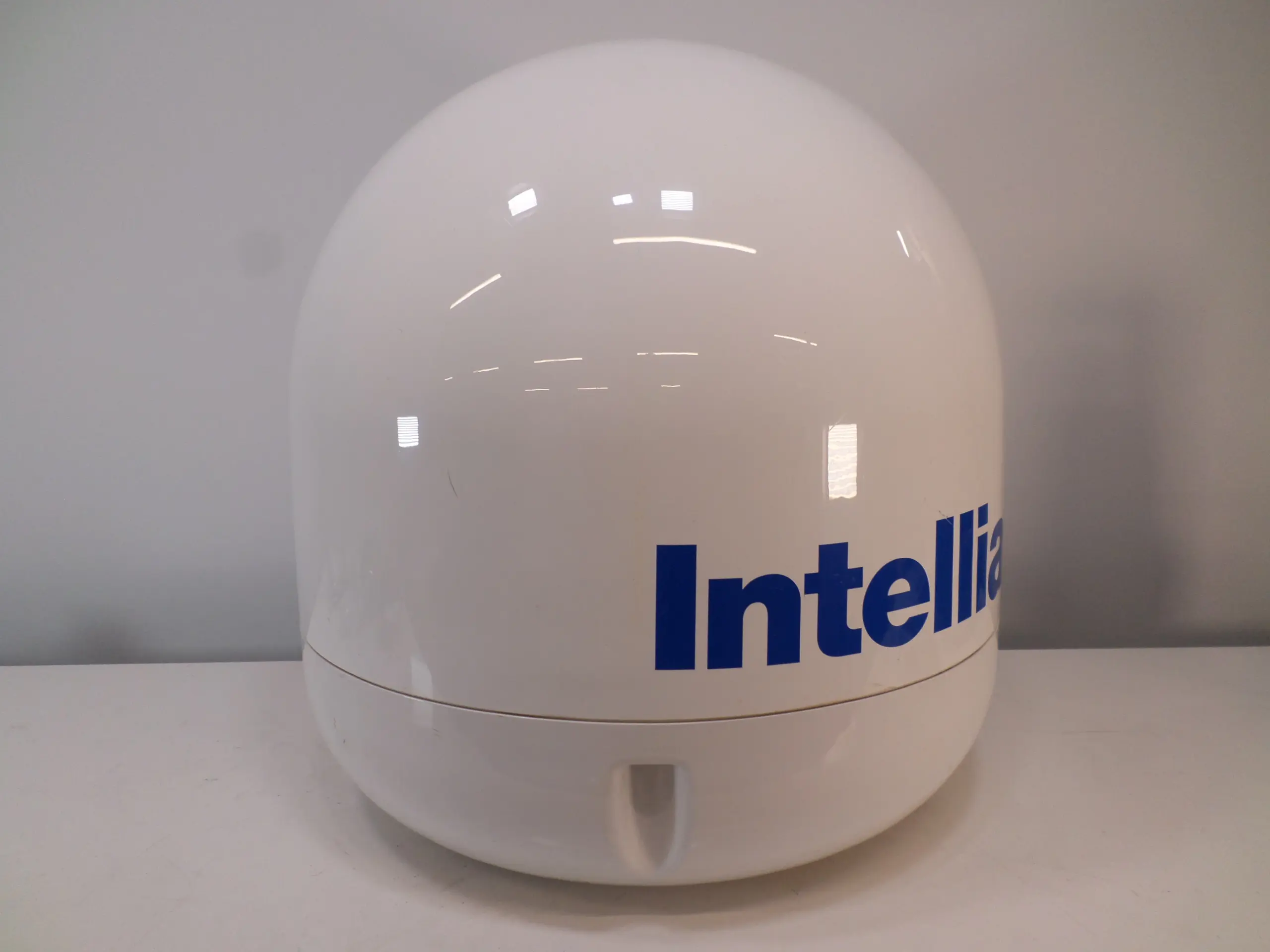 Intellian i6W 24" Worldwide Satellite TV Tracking Antenna Complete