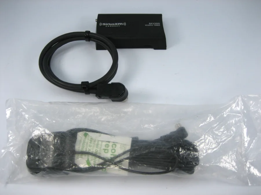 Sirius XM SXV200 Connect Vehicle Tuner MMT30A8N & Antenna